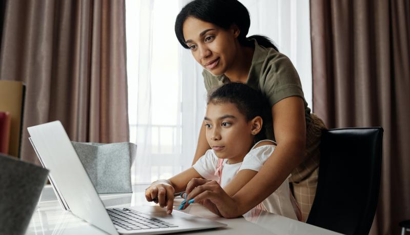 Moeder en kind achter de computer