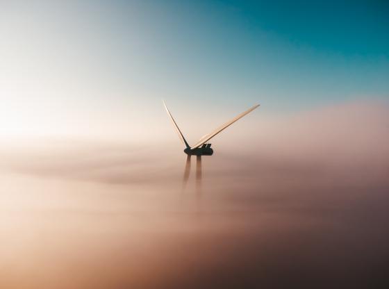 Windmolen in wolken