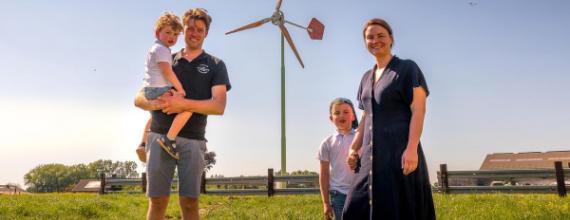 Gezin bij een windmolen