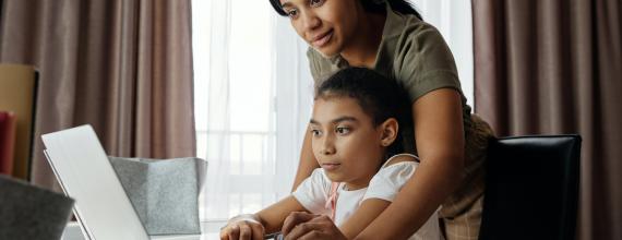 Moeder en kind achter de computer