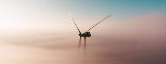 Windmolen in wolken